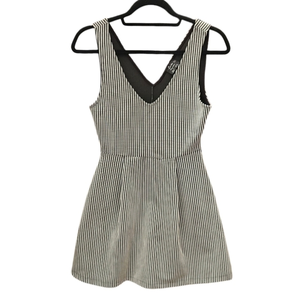 Zara Dresses & Skirts - Zara Trafaluc Textured V-Neck Black & White Striped Mini Skater Dress size Small